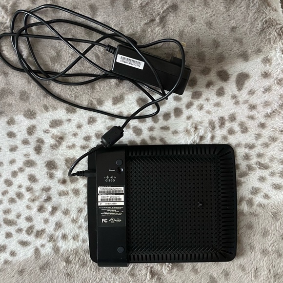 Cisco Linksys E1200 Wireless Router - Picture 5 of 8